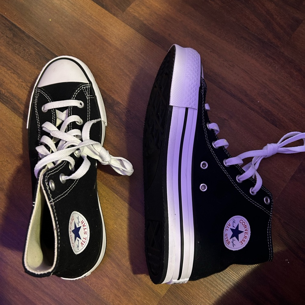 They are black high top platforms from converse. Size 6